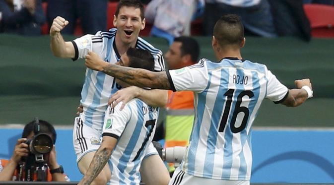 Dua gol berhasil dilesakkan Lionel Messi (Argentina - kiri) ke gawang timnas Nigeria saat berlaga di laga penutup penyisihan Piala Dunia 2014 Grup F di Stadion Beira Rio, Porto Alegre, Brasil, (25/6/2014). (REUTERS/Edgard Garrido)