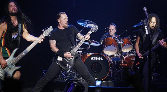 Metallica menggebrak aksi mereka menjadi lebih sensasional dengan mengundang ratusan penggemar ke atas panggung.