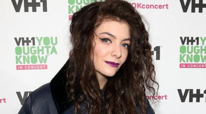  Lorde, membagikan tips pede-nya menggunakan lipstik ini, dan bahkan bagaimana cara memoleskannya sehingga menghasilkan warna yang tepat.