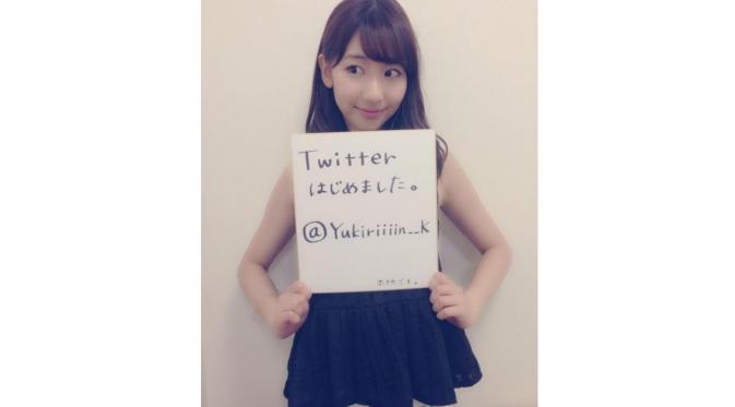 Yuki Kashiwagi berpose sambil membawa kertas besar yang bertuliskan sebuah kalimat serta nama akun Twitter barunya.