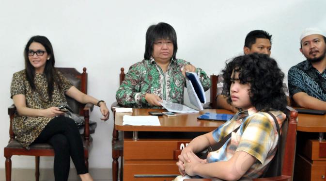 Putra bungsu Ahmad Dhani dan Maia Estianty itu telah menyiapkan pembelaan yang ditulisnya sendiri untuk dibacakan pada sidang yang digelar. Rabu (2/7/14) (Liputan6.com/Panji Diksana)
