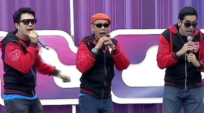 Trio Ubur-Ubur membawakan lagu Munaroh dalam acara inBox SCTV (05/07/2014).   
