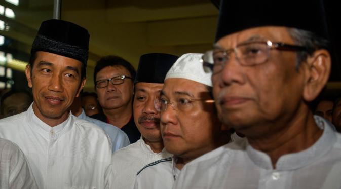 Capres nomor urut dua, Joko Widodo (kiri), bersama mantan Ketua PBNU KH Hasyim Muzadi (kanan), tiba di tanah air seusai melaksanakan Umrah, di Terminal 2E Bandara Soekarno Hatta, Tangerang, Banten. (ANTARA FOTO/Ismar Patrizki)