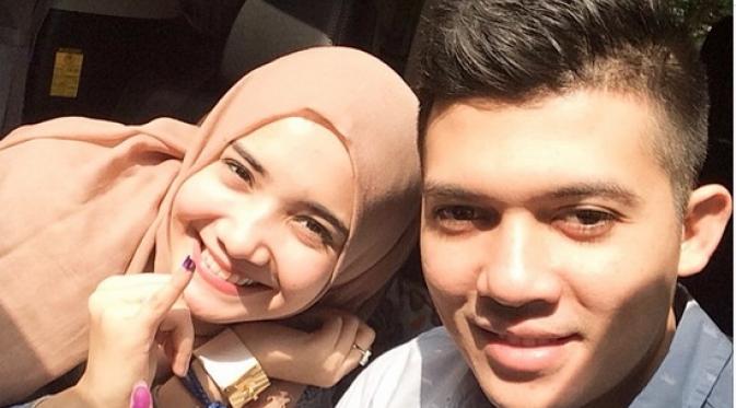 Pasangan suami istri Zaskia Sungkar dan Irwansyah tidak kalah narsis dengan selebritis lainnya, mereka menunjukan foto selfie pilpresnya di dalam mobil. (Instagram/ Zaskiasungkar15)