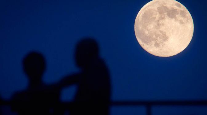 Fenomena bulan purnama yang terjadi Minggu malam (13/07/14) merupakan   salah satu peristiwa astronomi yang dinanti (REUTERS / Carlo Allegri).