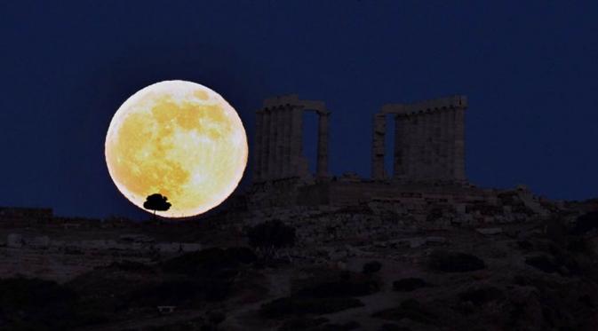 Bulan purnama tampak cantik saat berada di kuil Yunani Kuno di   Cape Sounion, 65 km dari Athena (AFP PHOTO/ARIS Messinis)