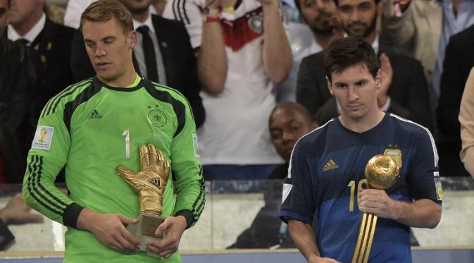 Lionel Messi (kanan) tertunduk lesu menerima trofi pemain terbaik di Piala Dunia 2014. Argentina gagal juara setelah ditaklukkan Jerman 0-1 di Final Piala Dunia 2014 / Reuters