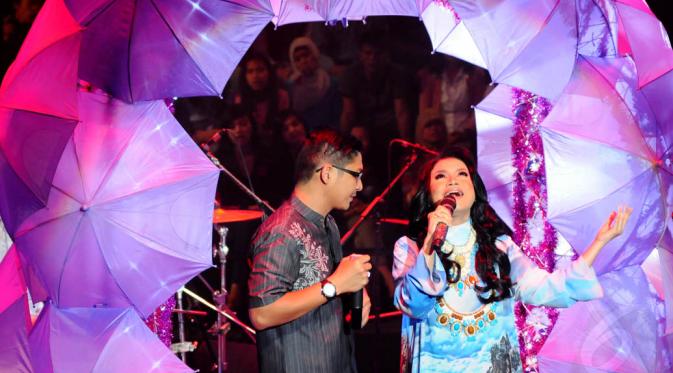 Rossa dan Pasha Ungu berduet saat membawakan lagu "Kupinang Kau Dengan Bismillah" dalam Konser Ramadan Penuh Syukur di Studio Penta SCTV, Jakarta, (16 /7/14) (Liputan6.com/ Andrian Martinus). 