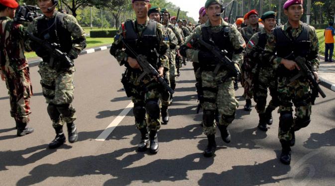 Puluhan pasukan khusus melakukan latihan pengamanan Pilpres 2014 di Mabes TNI Cilangkap, Jakarta, Jumat (18/7/14). (Liputan6.com/Miftahul Hayat)