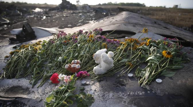 Boneka dan Bunga untuk Bocah Korban MH17