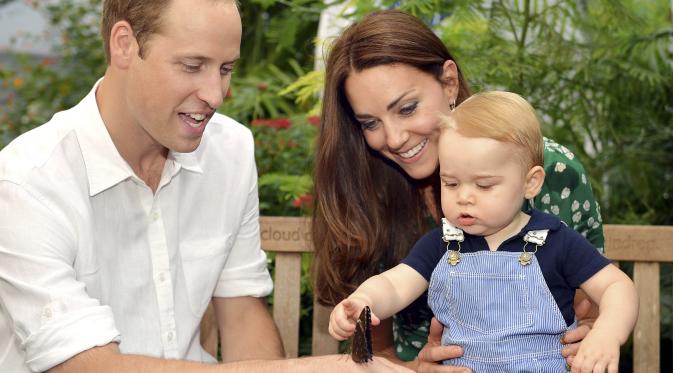 Putra dari Pangeran William dan Kate Middleton, Pangeran George merayakan ulang tahun pertamanya hari ini, Selasa (22/7/14). (REUTERS/John Stillwell)