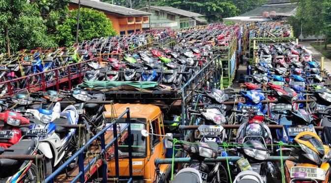 Hari ini 1.528 motor milik pemudik diangkut dengan 33 unit truk secara gratis menuju kota-kota di Jawa Barat, Jawa Tengah dan Yogyakarta, Jakarta, Rabu (23/7/14). (Liputan6.com/Faizal Fanani)