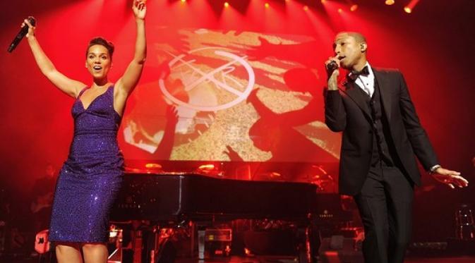 Pharrell Williams meminta bantuan kepada Alicia Keys untuk membimbing timnya dalam ajang The Voice.