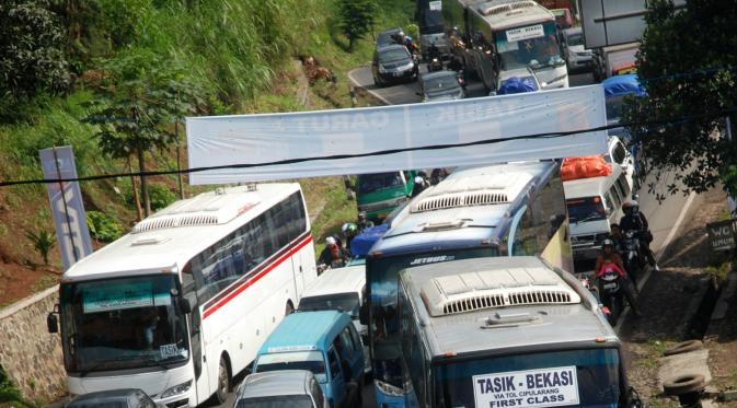 Kendaraan memadati ruas Jalan Raya Nagreg menuju jalur Cagak Tasikmalaya-Garut di Nagreg, Bandung, Jabar. (Antara Foto)