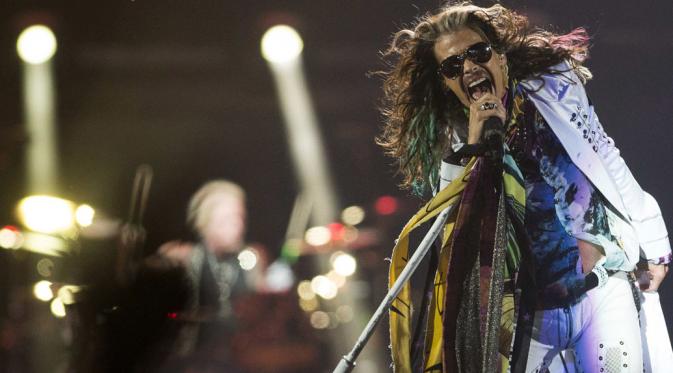 Vokalis grup band asal Amerika Serikat, Aerosmith, Steven Tyler, tampil memukau dalam konser 