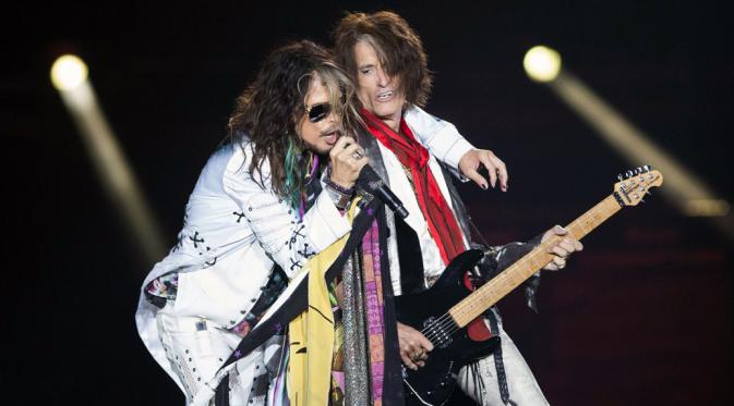Bersama gitaris, Joe Perry, vokalis grup band, Aerosmith, Steven Tyler, tampil memukau dalam konser "Aerosmith: Let Rock Rule" di Inglewood, Kalifornia, (30/7/2014). (REUTERS/Mario Anzuoni)
