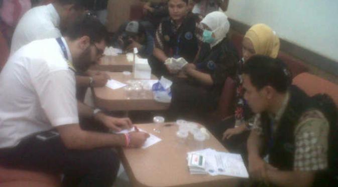 Pilot dan kopilot yang ikut tes urine di Bandara Adi Sutjipto. (Liputan6.com/Fathi Mahmud)