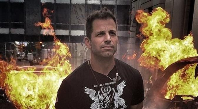 Zack Snyder memamerkan sebuah foto yang bisa membuat para penggemar komik DC girang.