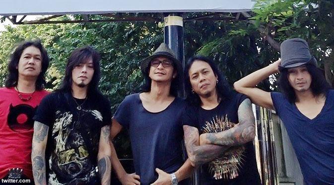 Band rock asal Bandung, /rif (rhythm in freedom) bersiap mengguncang Coloseum Club.