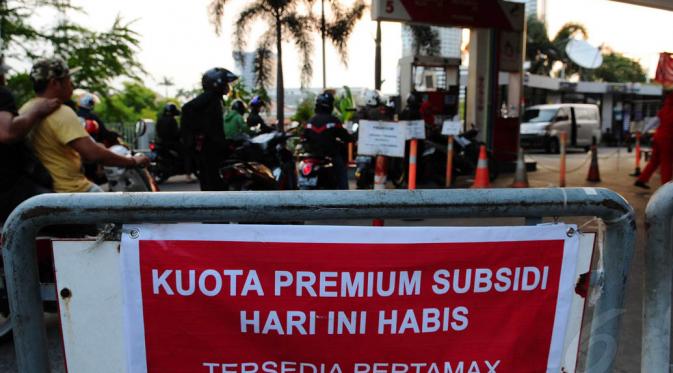 SPBU di kawasan Radio Dalam, Jakarta, memasang papan informasi bertuliskan “Kuota Premium Subsidi Hari Ini Habis, Tersedia Pertamax”, Jakarta, Senin (25/8/14). (Liputan6.com/Andrian M Tunay)