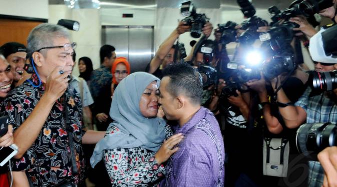 Terdakwa kasus dugaan korupsi proyek videotron Hendra Saputra tampak melepaskan kebahagiaannya bersama sang istri, Jakarta, Rabu (27/8/14). (Liputan6.com/Andrian M Tunay)
