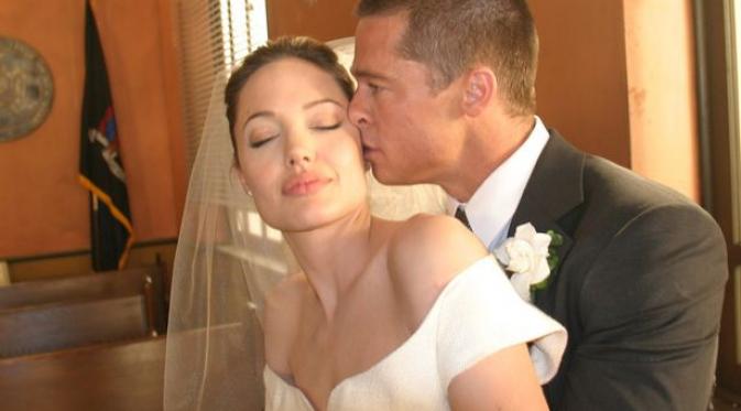 pasangan Brad Pitt dan Angelina Jolie akhirnya memutuskan menikah. Apa sajakah detail pernikahan mereka? 
