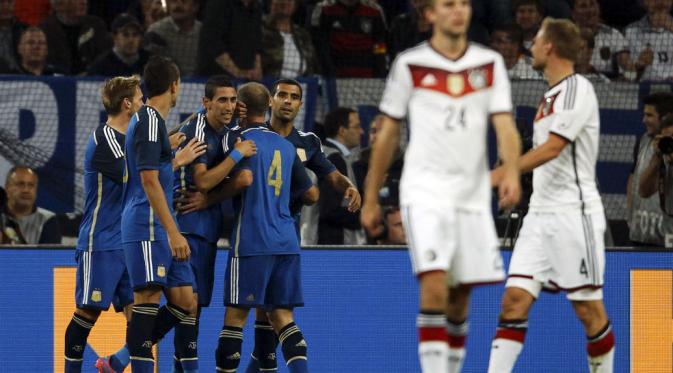 Timnas Argentina menghadapi Jerman pada laga uji coba, September 2014. Mereka meraih kemenangan 4-2 sekaligus membalas kekalahan di final Piala Dunia beberapa bulan sebelumnya. (REUTERS/Ina Fassbender)