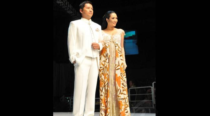 12 Pasangan Seleb Ini Tampil Romantis di Atas <i>Catwalk</i> 