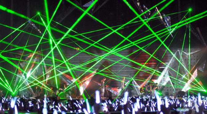 Dari gambar yang ada di video raksasa itu, tiba-tiba para member muncul di atas panggung yang dipenuhi oleh sinar laser yang memukau, Jakarta, Sabtu (6/9/2014) (Liputan6.com/Panji Diksana) 