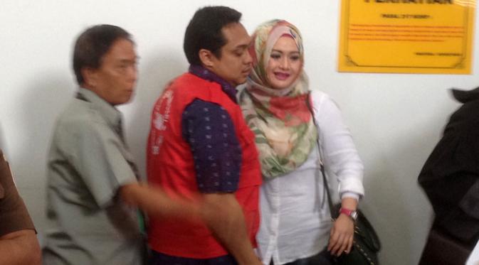 Eddies Adelia saat menjenguk mantan suami, Ferry Setiawan, ketika menjalani persidangan beberapa waktu lalu. (Liputan6.com)