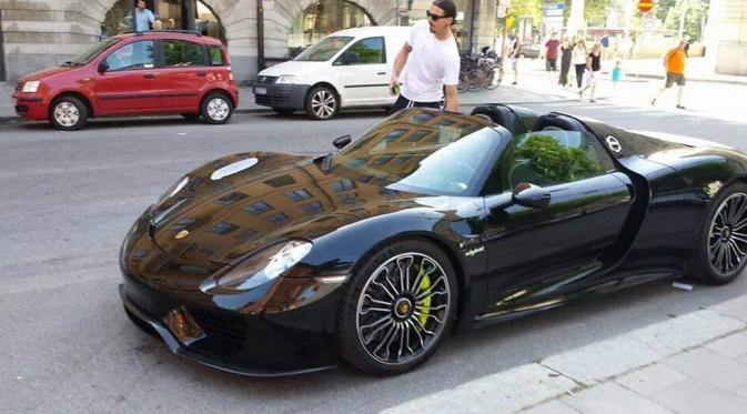 Striker PSG Zlatan Ibrahimovic terlihat mengendarai mobil hybrid yang menjadi buruan para miliuner, yakni Porsche 918 Spyder seharga 800 ribu euro atau setara Rp 12,6 miliar. (Istimewa)