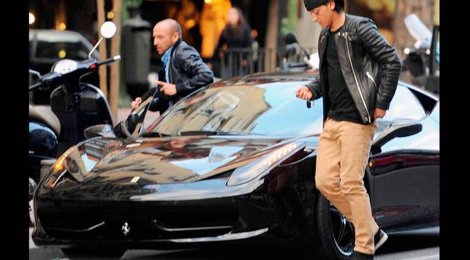 Bintang sepakbola asal Jerman, Mesut Ozil menggunakan Ferrari 458 yang dibanderol £169.545 atau setara Rp3,1 miliar. (Istimewa)