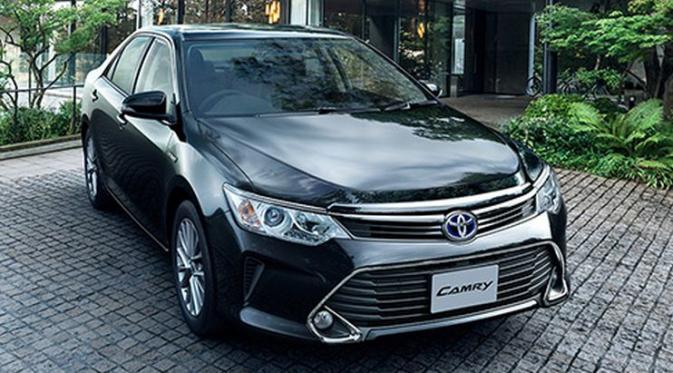 Toyota Camry Hybrid terbaru hadir dengan konsumsi BBM lebih irit yaitu mencapai 25,4 kilometer per liter.