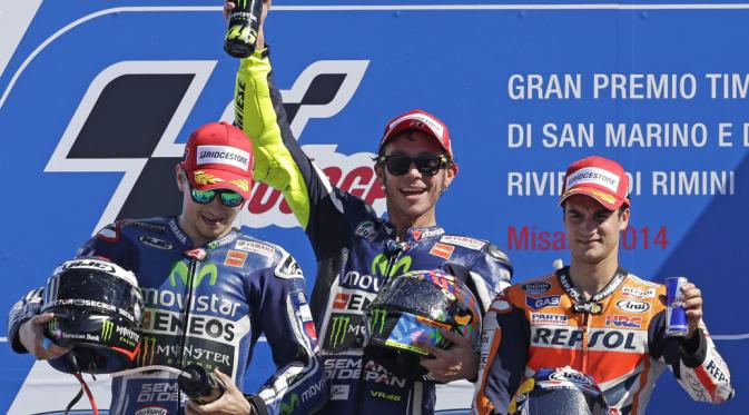 Valentino Rossi (tengah) berdiri di podium kemenangan bersama Jorge Lorenzo dan Dani Pedrosa (kanan) usai memenangi Grand Prix San Marino, Italia, (14/9/2014). (REUTERS/Max Rossi)