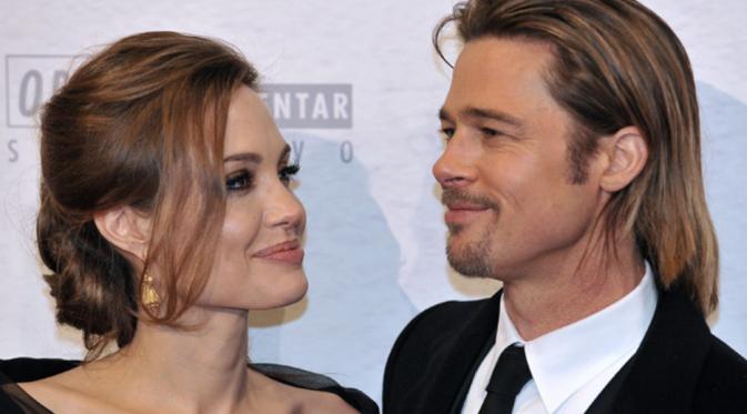 Proyek terbaru Brad Pitt dan Angelina Jolie bertajuk By the Sea akhirnya resmi meluncurkan tiga foto perdana.