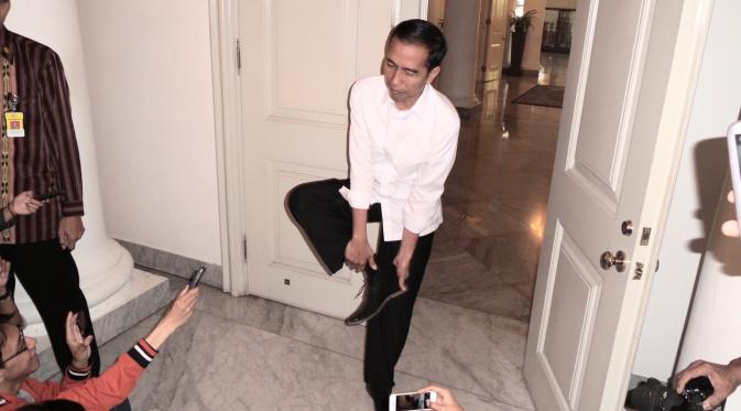 Jokowi mengganti sepatu lamanya dengan sepatu kulit hitam dengan sol karet berwarna gelap. (Luqman Rimadi/Liputan6.com)