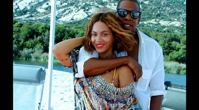 Beyonce dan Jay-Z saling memeluk dan tersenyum bahagia ke kamera saat liburan di Perancis bagian selatan, (17/9/14). (Dailymail)