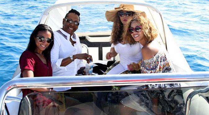 Ibu Beyonce, Tina Knowles dan beberapa kerabat juga tampak ikut serta dalam liburan tersebut, Perancis, (17/9/14). (Dailymail)