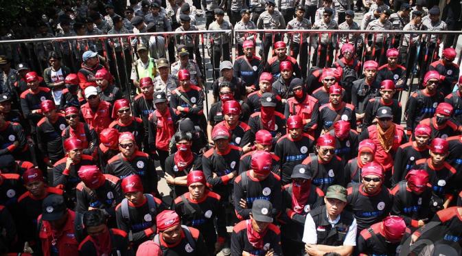 Ratusan buruh yang tergabung dalam Jamkes Watch dan KSPI serbu kantor BPJS, Jakarta, Rabu (17/9/2014) (Liputan6.com/Faizal Fanani)