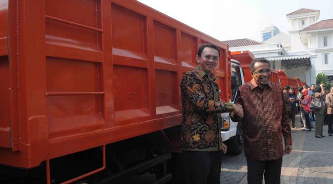Pemprov DKI kembali menerima hibah truk sampah dari perusahaan swasta, Jakarta, Kamis (18/9/14). (Liputan6.com/Herman Zakharia)
