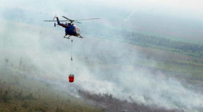 Helikopter Mabes Polri turut menanggulangi kebakaran lahan dan hutan.(Antara)