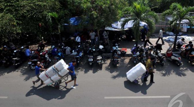 Di kawasan Tanah Abang, Jakarta, Pusat masih banyak kendaraan parkir sembarangan dan berjualan di trotoar yang berimbas kemacetan arus lalu lintas, Jakarta, Rabu (24/9/2014) (Liputan6.com/Johan Tallo)
