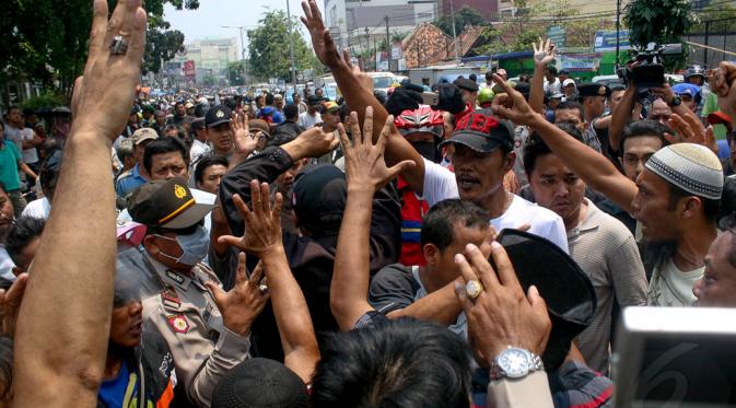 Pedagang hewan kurban di kawasan Tanah Abang, Jakarta, bentrok dengan petugas saat akan ditertibkan, (30/9/14). (Liputan6.com/Faizal Fanani)