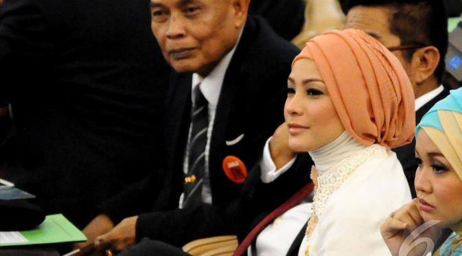 Rachel Maryam mengenakan gaun berwarna putih dengan hijab kepala berwarna coklat saat menghadiri pelantikan anggota DPR, Senayan, Jakarta, Rabu (1/10/2014) (Liputan6.com/Andrian M Tunay)