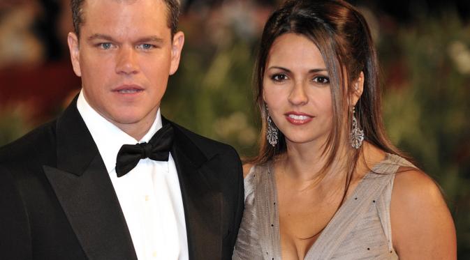 Luciana yang pelayan bar itu membantu Matt Damon dari kejaran fans. Tapi siapa sangka, sejak kejadian itu mereka jadi sering bertemu dan jatuh cinta (Istimewa)