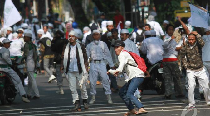 Aksi demo yang dilakukan FPI di depan DPRD berujung ricuh, Jakarta, (3/10/14). (Liputan6.com/Herman Zakharia)
