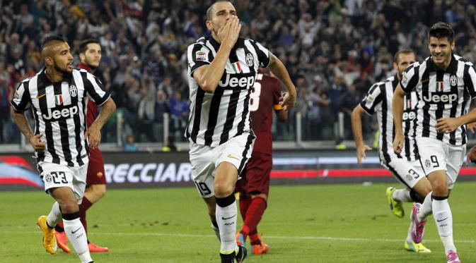 Pemain belakang Juventus, Leonardo Bonucci (tengah) berlari merayakan kemenangan La Vecchia Signora atas AS Roma 3-2 di Turin, (6/10). (REUTERS/Alessandro Garofalo)