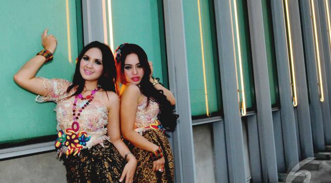 Duo Sabun Colek kini beranggotakan, Dina Jazz (kanan) dan Windy Septia (kiri) berbagi kisah mereka kepada Liputan6.com, Jakarta, Senin (13/10/2014) (Liputan6.com/Andrian M Tunay)