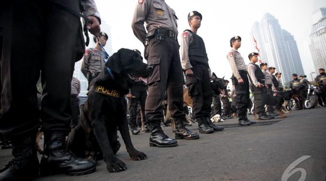 Kegiatan apel tersebut dilakukan untuk mengesiapkan pengamanan anggota kepolisian dalam pengamanan pelantikan presiden dan wakil presiden yang baru, Jakarta, Kamis (16/10/2014) (Liputan6.com/Faizal Fanani)