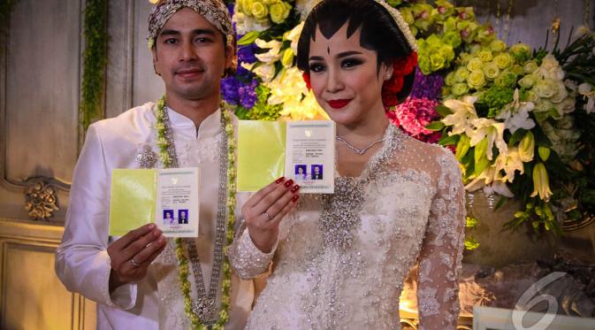 Jumat (17/10/14), Raffi Ahmad dan Nagita Slavina sah menjadi pasangan suami-istri, Jakarta. (Liputan6.com/Faizal Fanani) 